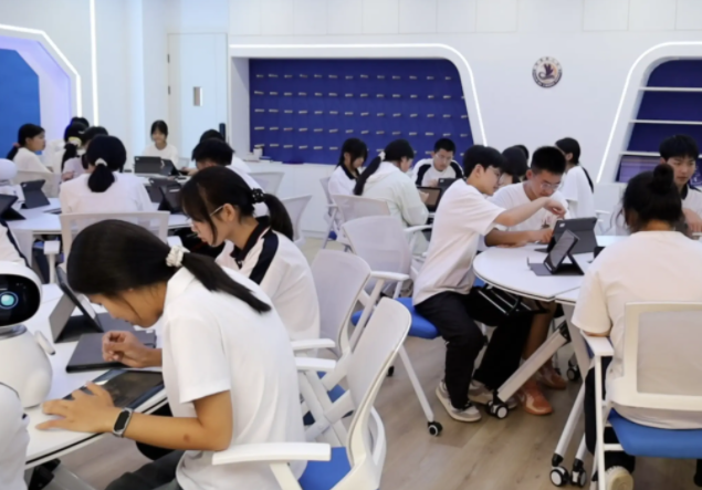 校园建设智慧讲堂构建在线课程共享及虚拟实验实训等方面深化