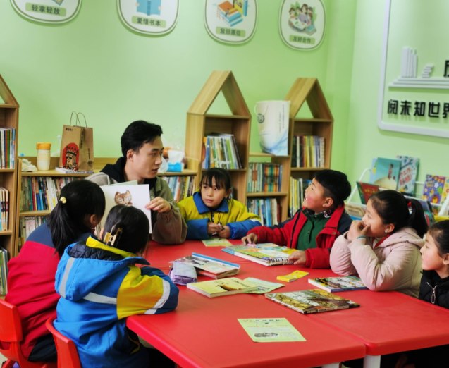 终于近距离才智了人工智能的技能小学的校园里孩子们欢呼雀跃 终于近距离才智了人工智能的技能小学的校园里孩子们欢呼雀跃